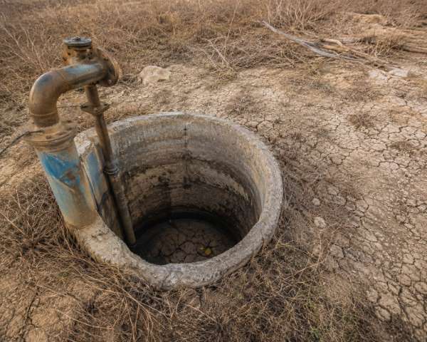 Пресъхнал сондаж за вода в България с напукана почва и липса на подпочвена вода