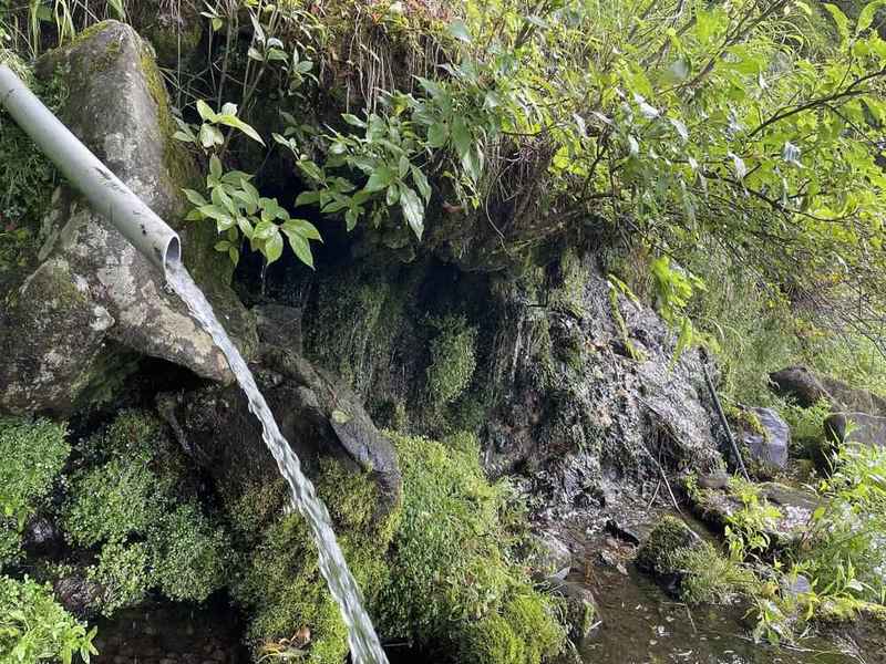 Чиста вода, изтичаща от тръба на водоизточник ‣ Търсене и Сондажи за Вода Чиста вода, изтичаща от тръба на водоизточник